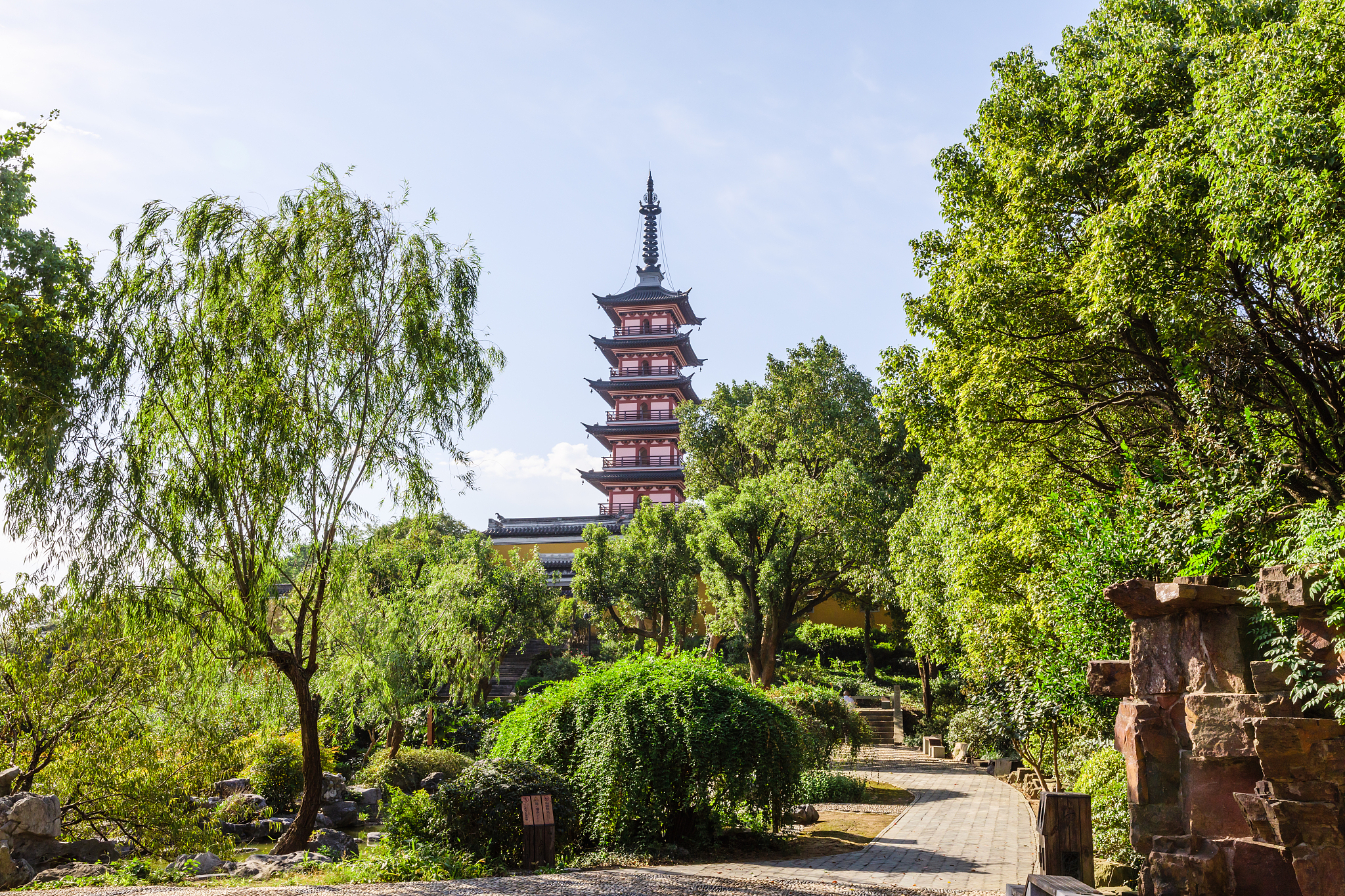 苏州旅游与财经高等职业技术学校表演艺术难学吗？找工作吗