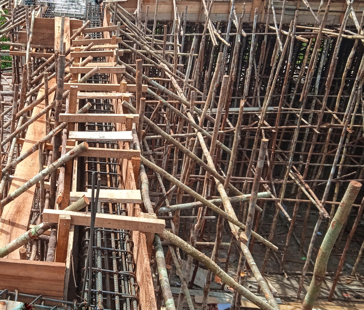 以下这段话用另一种方式表达：模板拆卸后及时清理木模板面板破损处用铁腻子修复并在修复腻子上刮用两遍清漆以免在混凝土表面留下痕迹；钢模板用棉丝沾养护剂均匀涂擦表面以便周转。穿墙螺栓、螺母等相关零件也应该清理、保养。