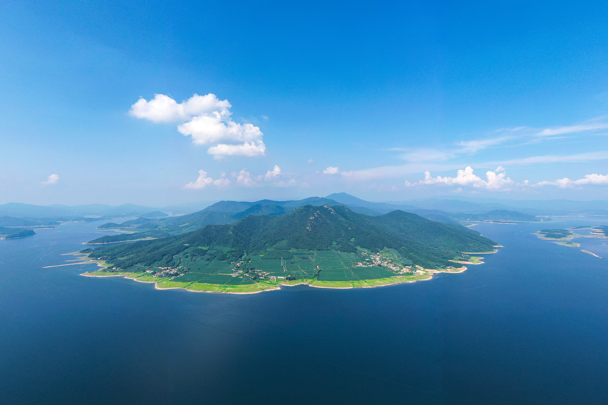 润色整理文章：全球海岛景区广泛本文以海岛旅游为背景选取有海岛旅游经历的游客作为研究对象不针对具体海岛旅游进行量表和问卷设计同时在进行问卷调查时排除未使用过智能服务的选项问卷。然后按照已有的量表进行适当改变优化问卷结构和内容设计。实验主要分为预实验和正式试验。其中预实验主要检验旅游对人工智能无接触服务接受度的有效性为正式试验打下基础。为保证问卷有效性除在问卷开始前确保研究对象是有过海岛旅游经历、在景
