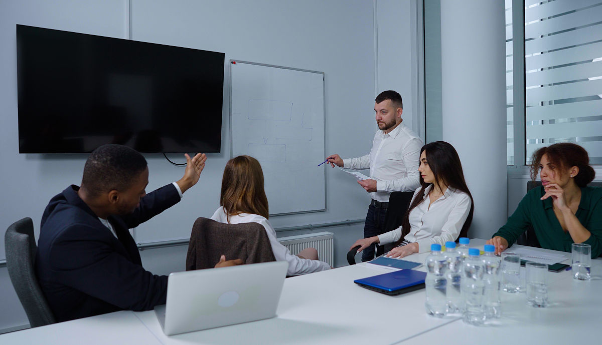 本月是否需要向杜社长汇报？