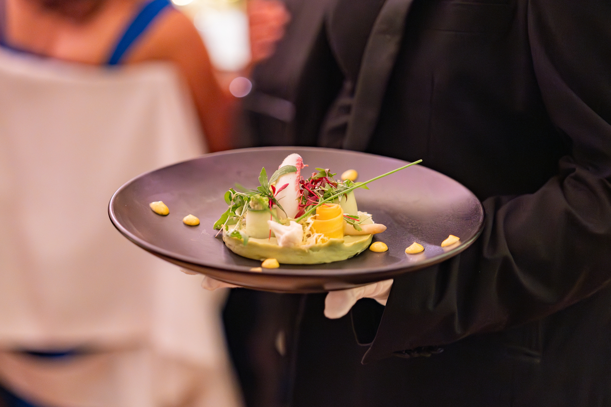 帮我写一个抖音七夕直播专场的主题名称跟厦航空厨 美食有关 写成对称且押韵的五言诗