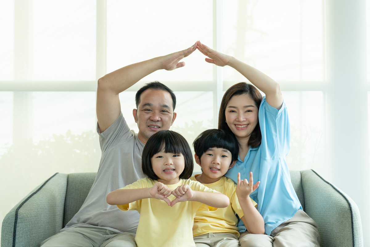 温馨三口之家：爸爸陪伴学习，妈妈关心成长