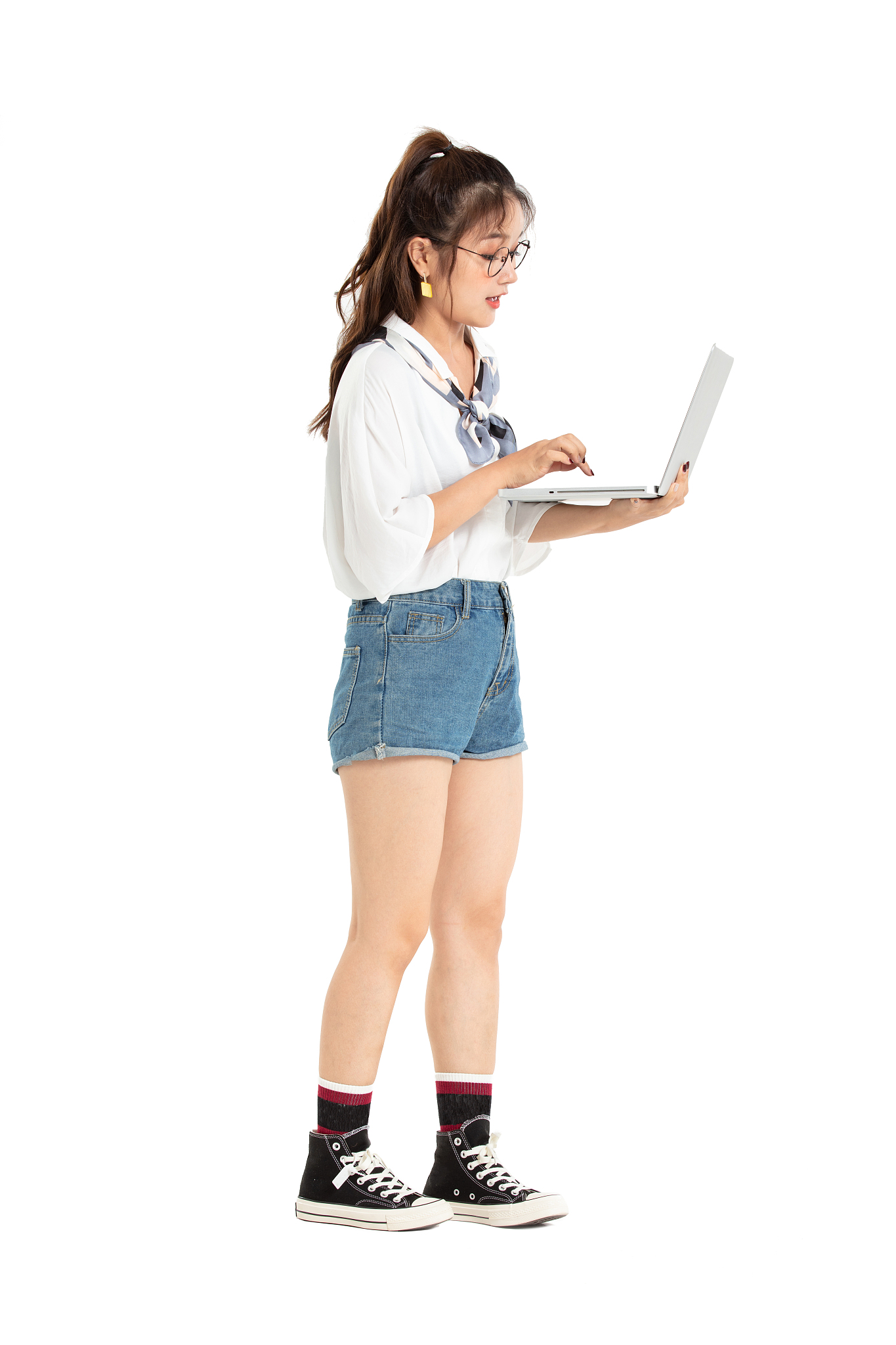 操作使用电脑的带着眼镜的年轻女生