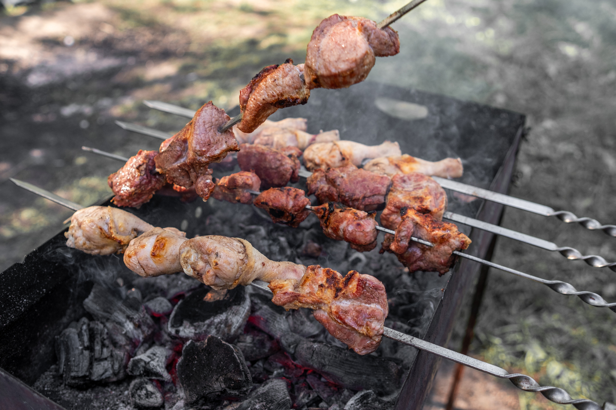 写一篇烤羊肉串：新疆特色美食炭火烤制