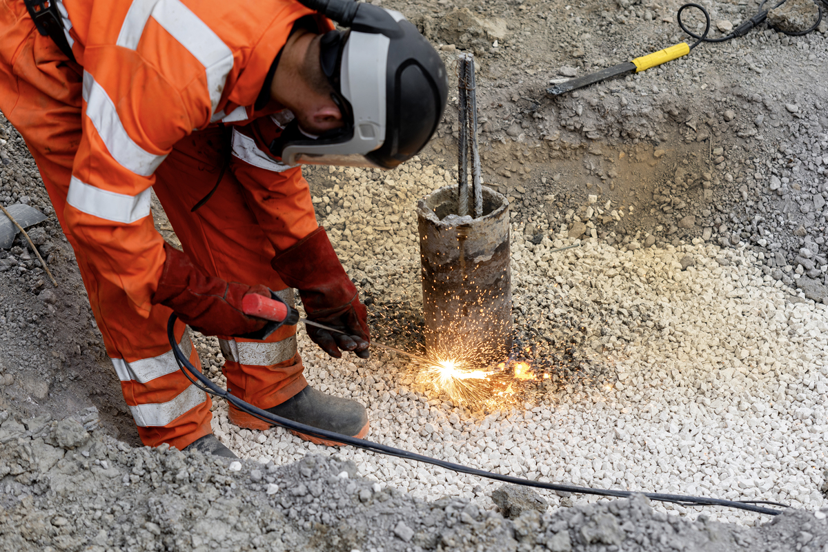 切割废铁作业安全风险评估：高温、有害气体、噪音及其他