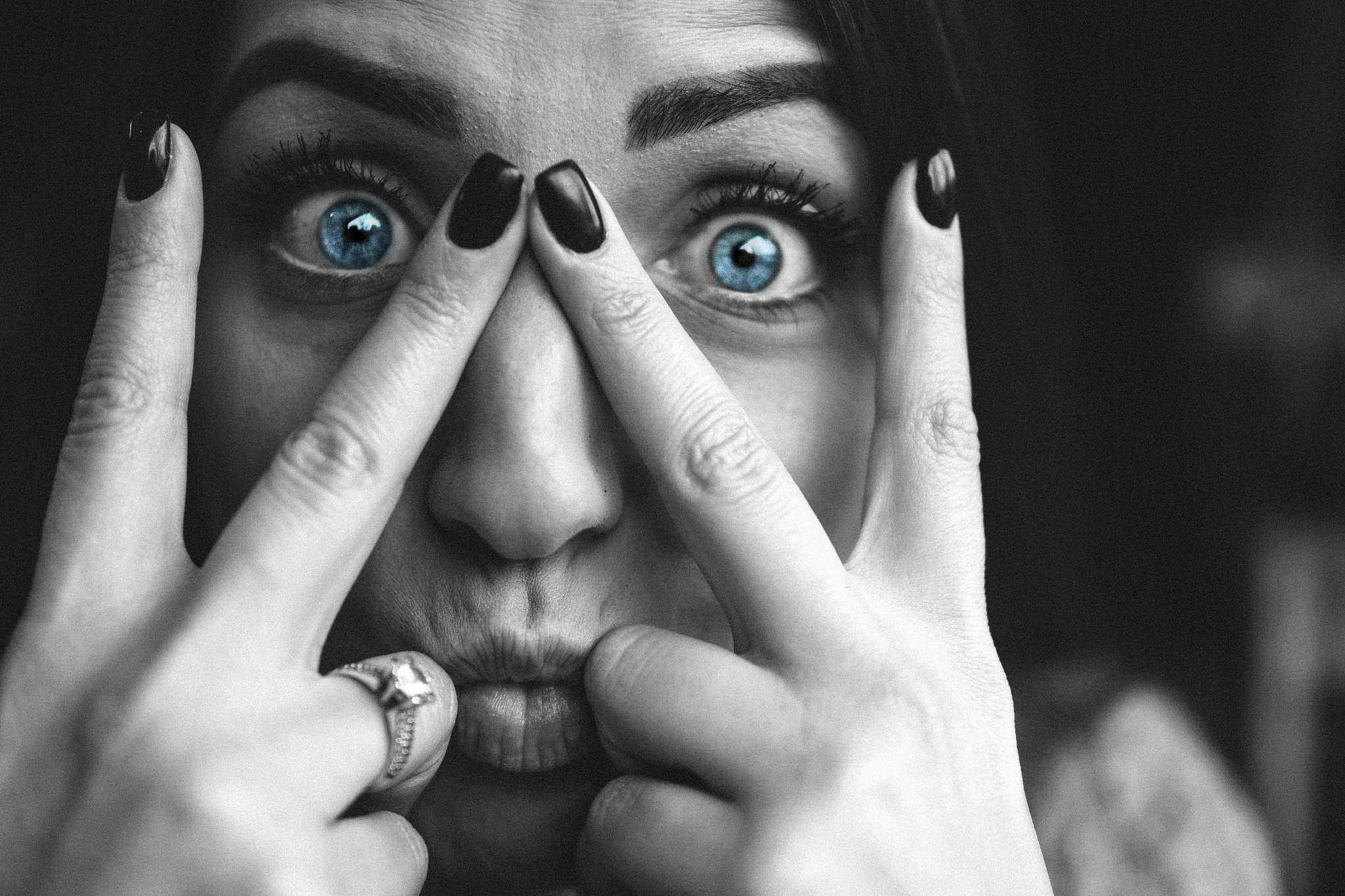 深邃的眼眸怎么望着前方