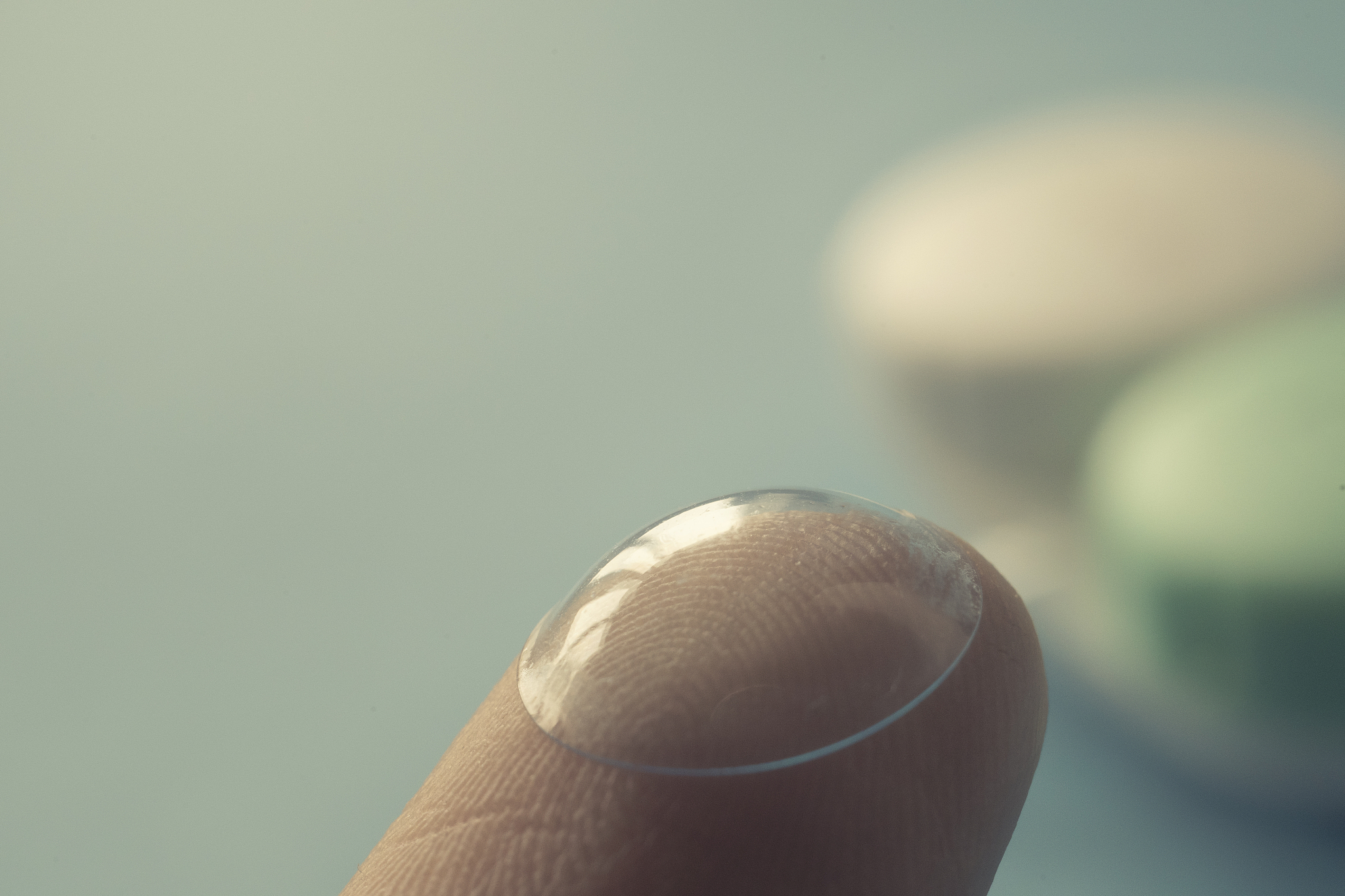 别人戴隐形眼镜打麻将能不能看出来回答+拓展。