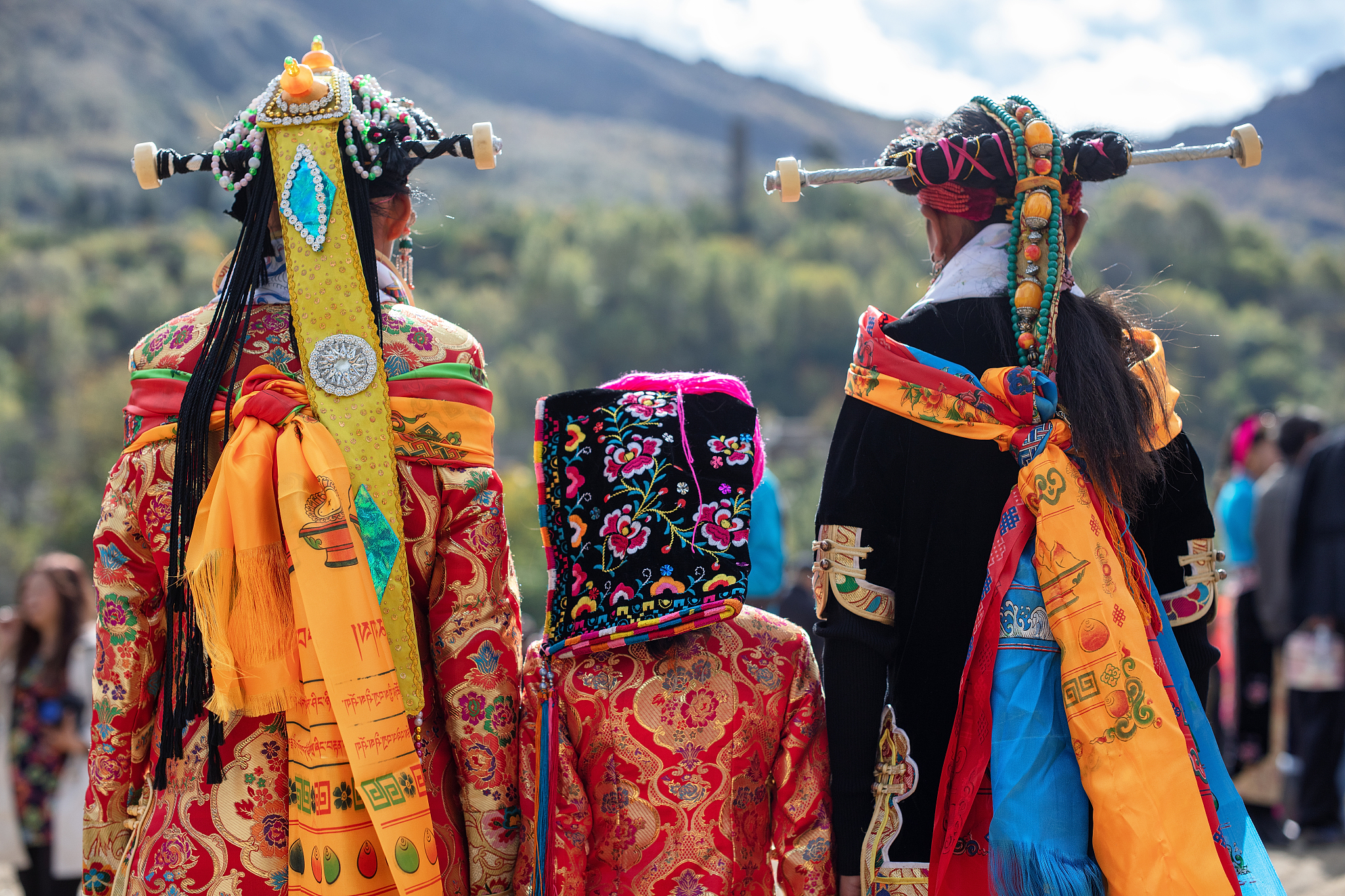 藏族服饰上衣：文化盛宴，精美绝伦