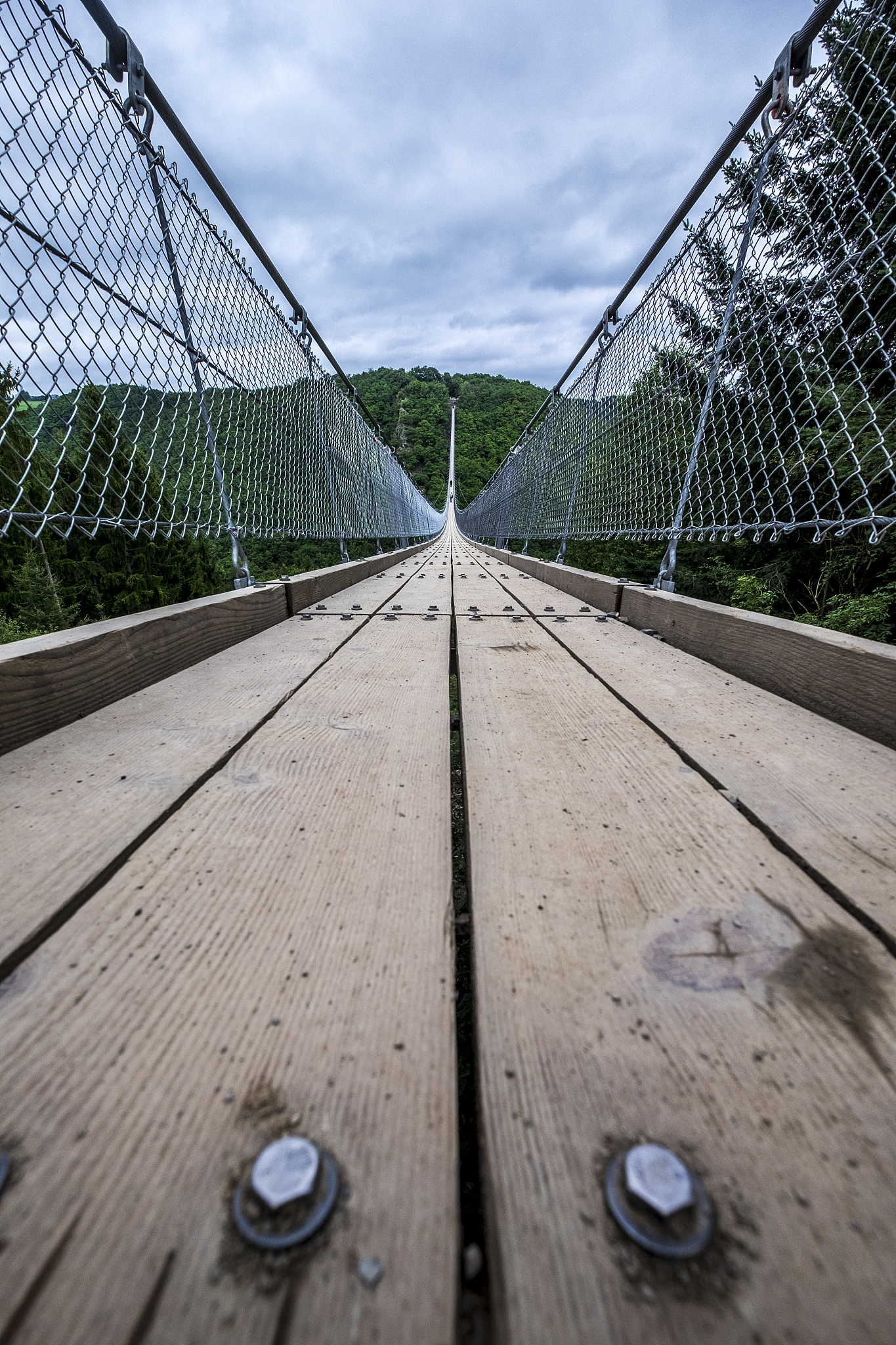 我是一名短视频创作者做了一条关于吊桥效应的视频吊桥效应是指在受到外部刺激的时候大脑会误以为是爱情的感觉你帮我写10条容易引起他人评论的视频标题供我选择