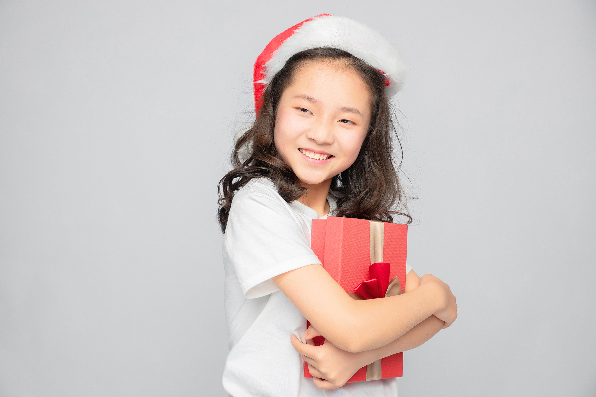 灰色背景里的亚洲小学女生