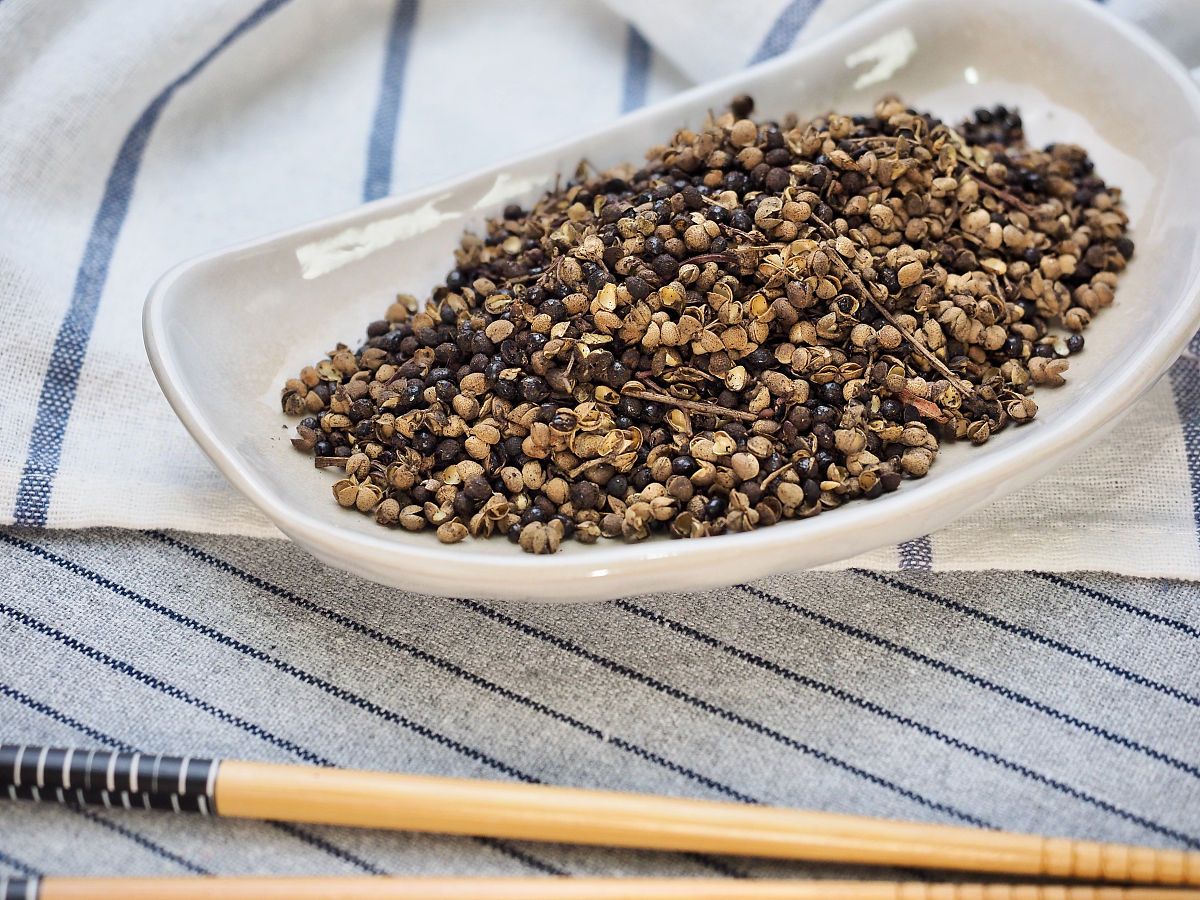 调整如下段落要求语句通顺上下文连贯花椒属芸香科是重要的食用调味品、中药材和香料原产于中国1。据史料记载我国从春秋战国时期就开始食用花椒花椒在中国的栽培和使用历史已经接近3000年其在亚洲美洲、非洲及大洋洲等全球范围内均有广泛分布。中国一直以来是花椒种植第一大国除东北、内蒙古等少数地区的其他省份均有种植分布范围广、种植面积大。目前花椒品种有250余种在中国约有45个种和13个变种主要代表种植品种有大