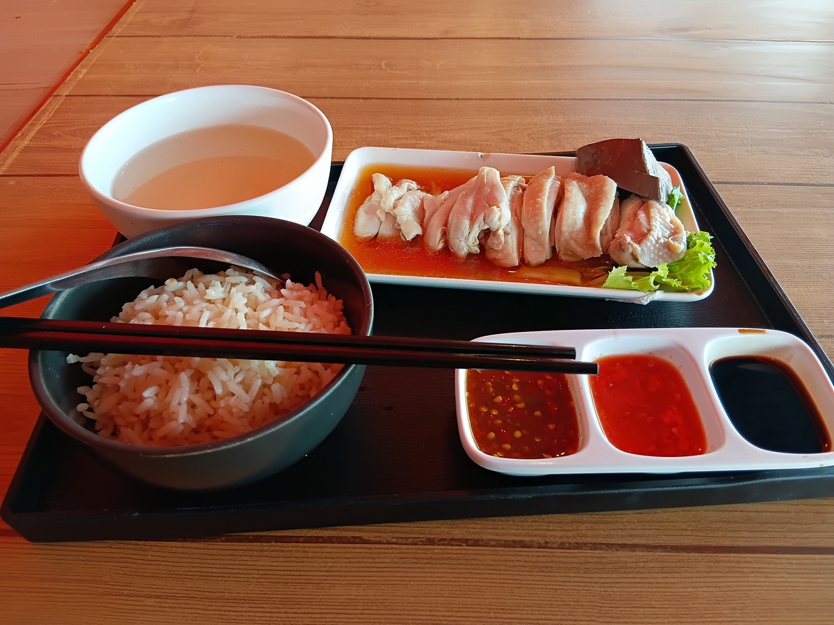 四荤米饭27元，二荤二素18元，一荤三素14元，荤素米饭价格是多少？