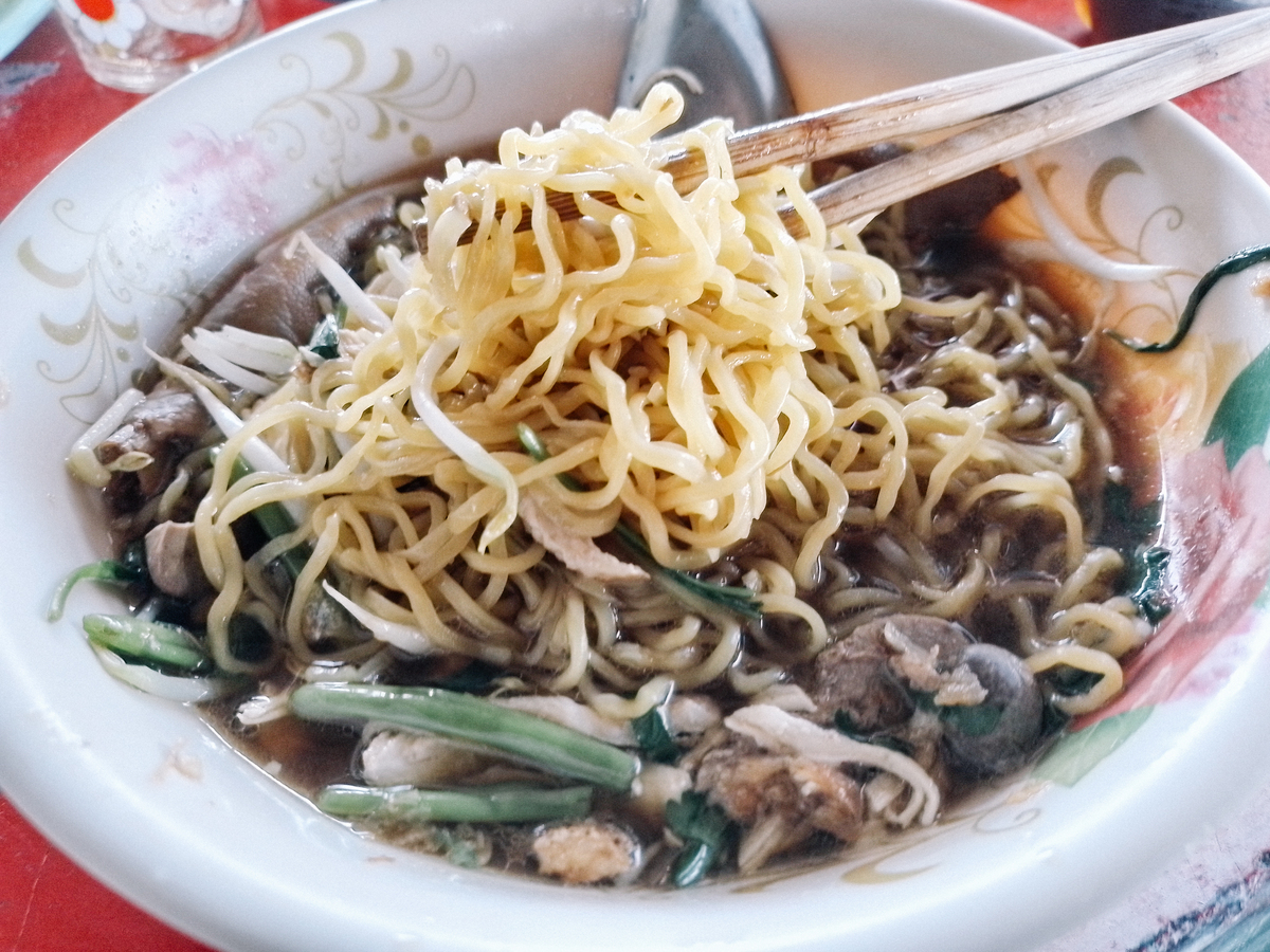 以下文案加上规范符号不改变一个字以后要是想吃酸菜肉丝面了你就像我这样做酸辣爽口连汤汁都喝的干干净净准备切好的肉丝放生抽、蚝油、料酒、抓拌均匀入个低味锅中油热葱蒜辣椒炒出香味下入肉丝炒至变色好吃的关键就是放一包金汤酸菜它是酒店大厨用金汤酱精心配比调制而成的其他什么都不用再放了炒香后倒入黄河水水开放入面条和爱吃的配菜煮熟就可以开吃了酸辣爽口简单又好吃赶紧收藏做起来吧