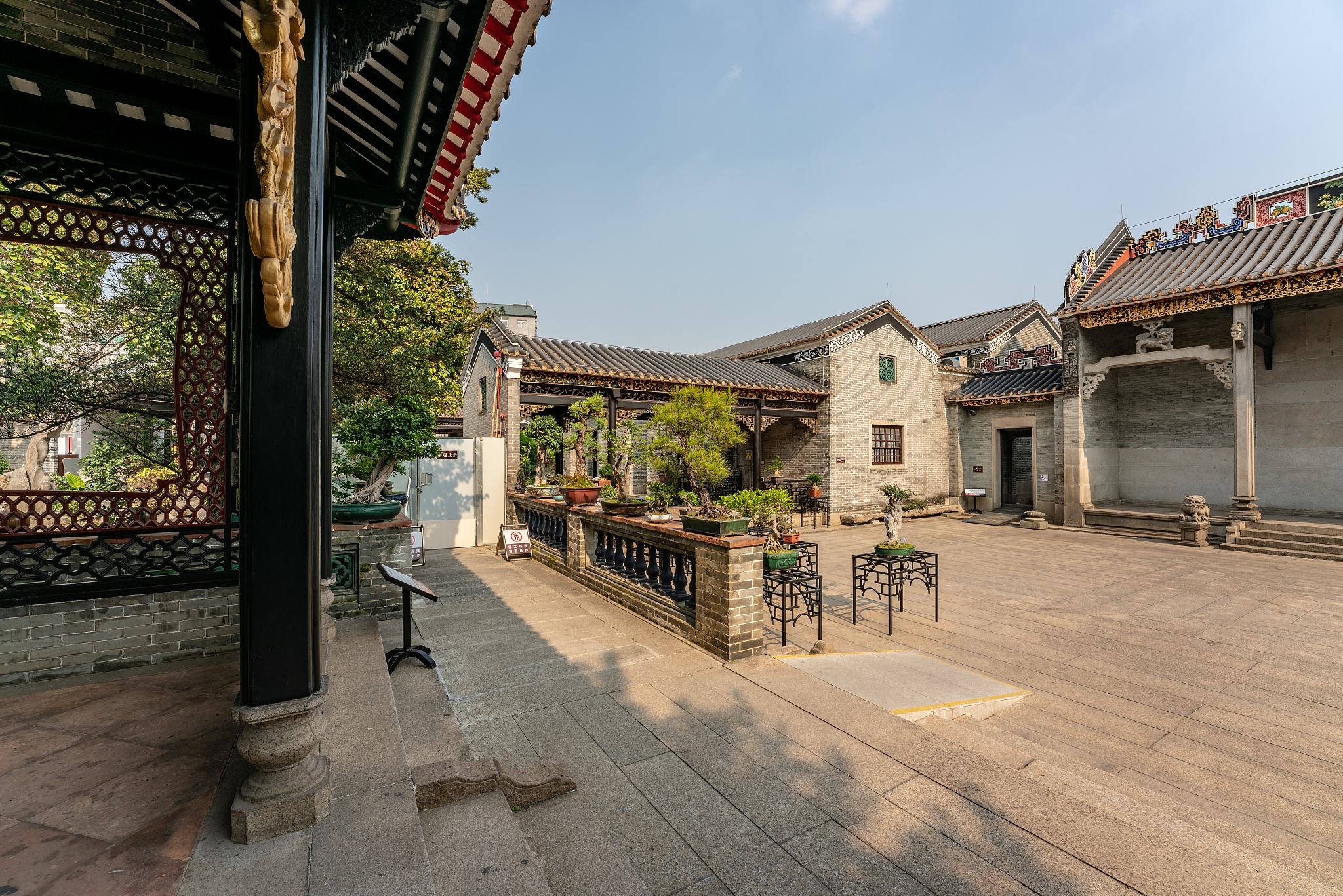 在岭南地区人们喜欢用鲜艳的颜色来装饰自己的家居、衣服和生活用品这种色彩的流动和变化不仅能够增加生活的美感还能够表达人们对生活的热爱和追求。