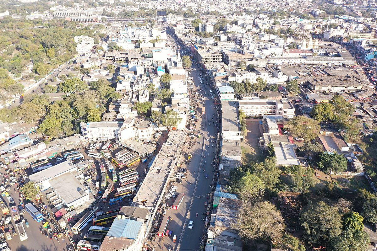 烟台开发区高级职业学校地址：中心地带，交通便利