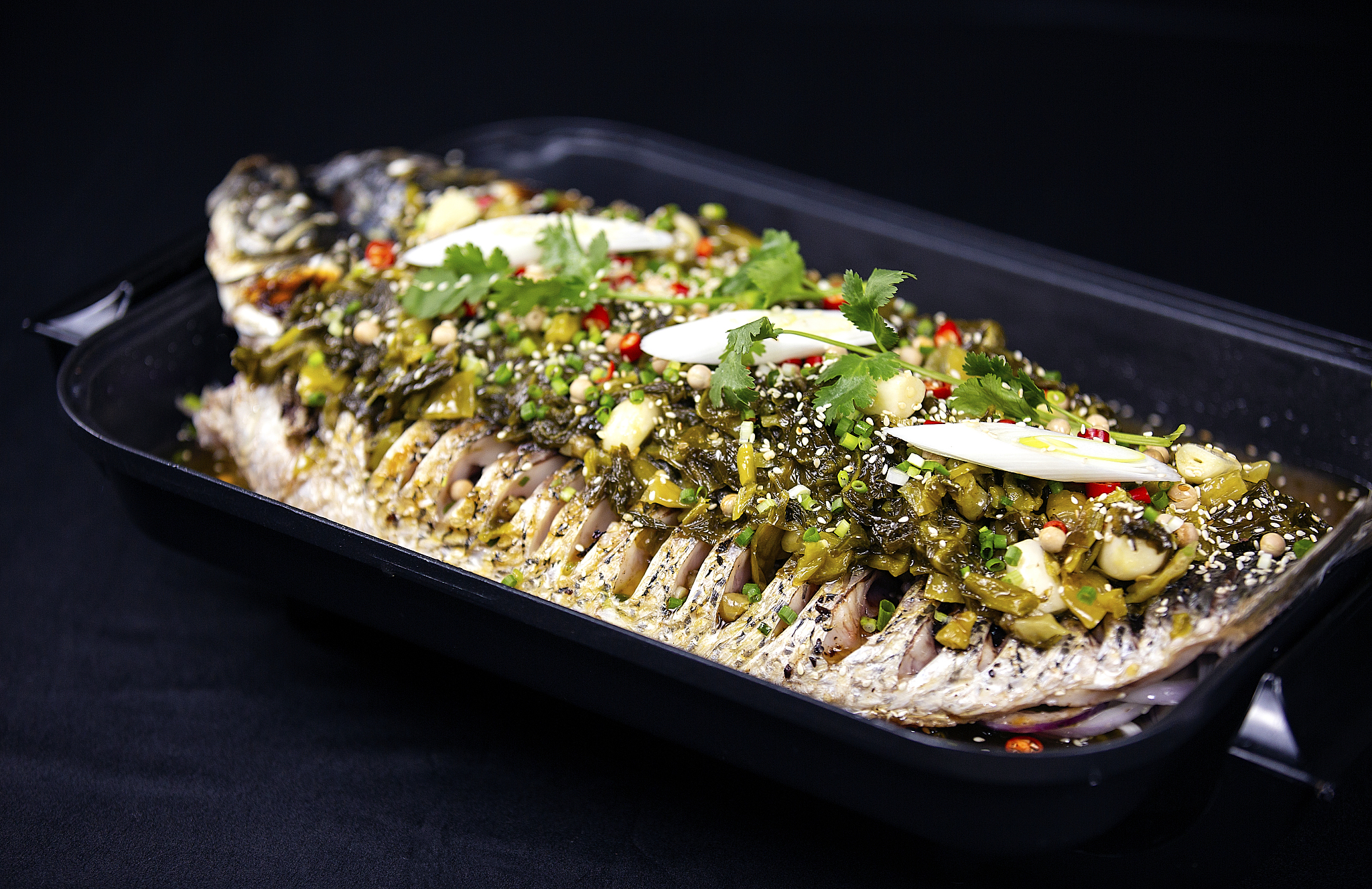 我现在有一家实体店做烤鱼的引流套餐是49元位仅限三天现在打算利用即将到来的五一假期开张还赠送啤酒免费畅饮请利用上述信息加上情绪词、感叹词和你写出20条宣传文案