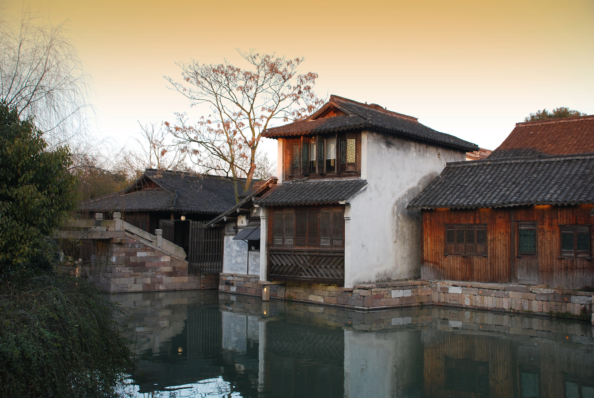 浙江嘉兴乌镇的建筑形式与其地域的适应性2000字左右论文