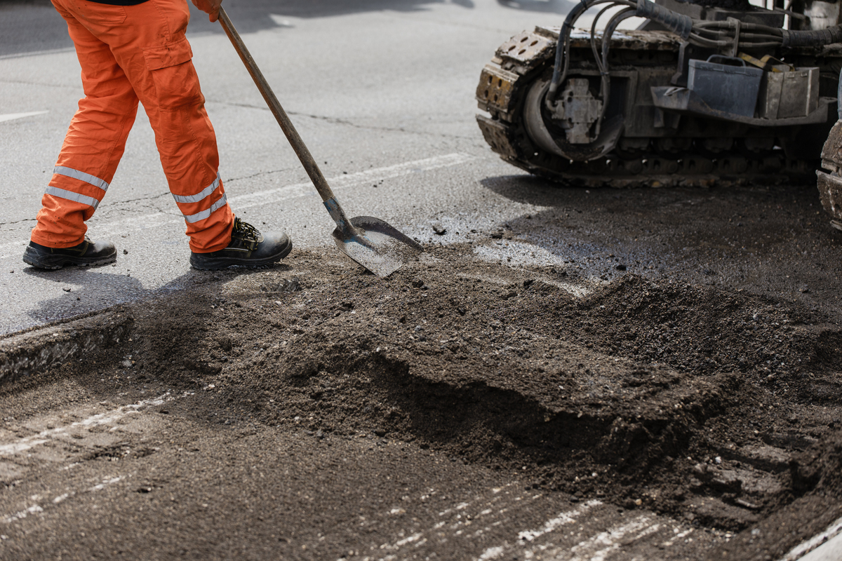 请围绕公路工程施工中沥青混凝土施工技术运用策略之妥善处理公路施工的裂缝展开创作