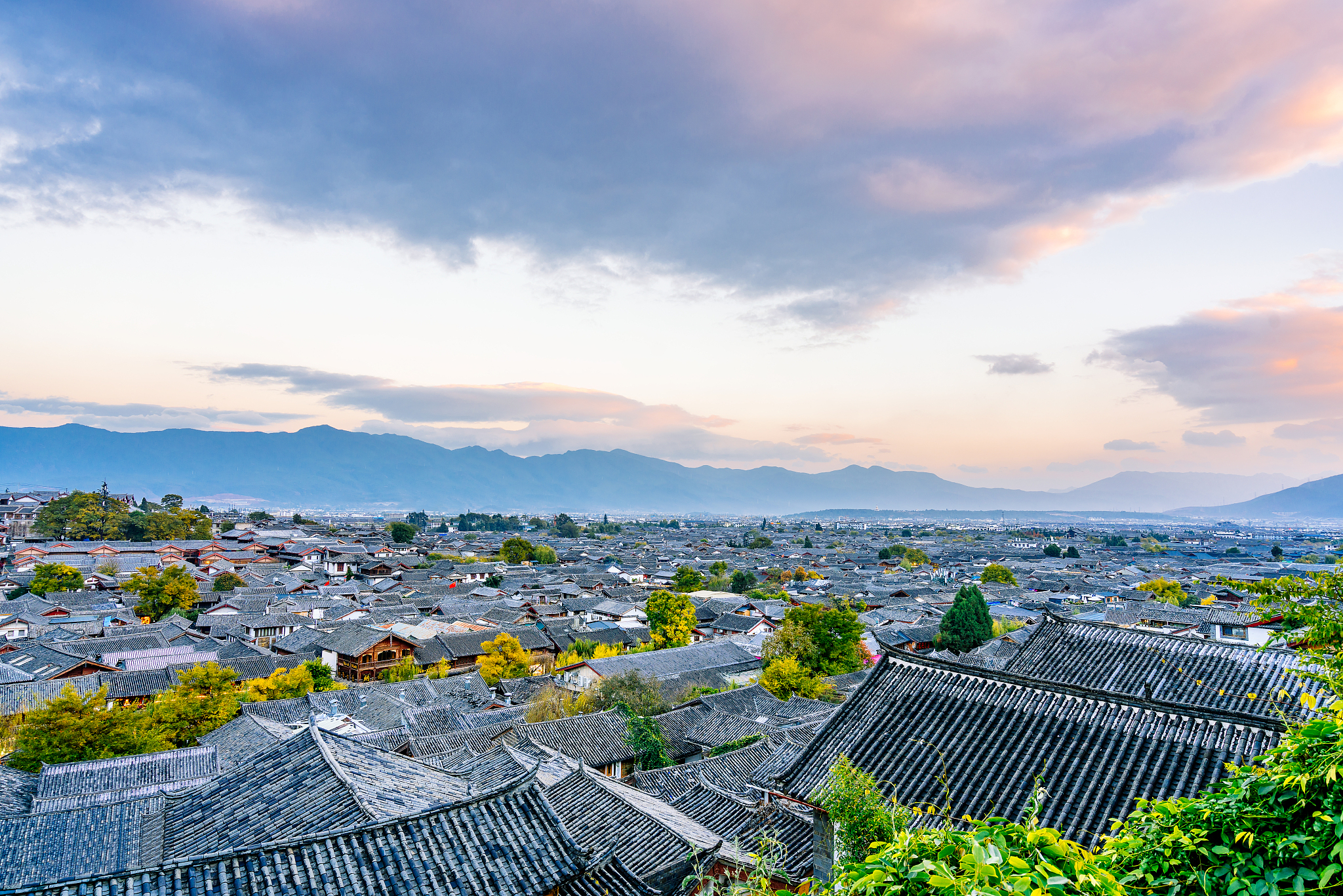 中国云南丽江大研古城日落全景