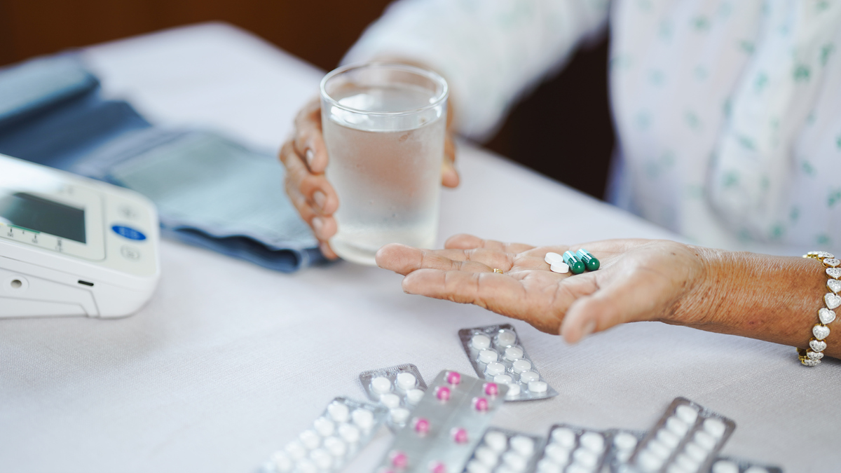 精神痛苦的过度医疗化：药物治疗的局限性及心理调节的重要性