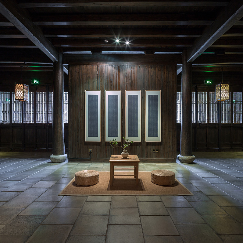 安居禅修酒店透过片片青砖灰瓦您可以尽情体验东方古典建筑之美伴着鸟叫、虫鸣、还有微风拨动树枝的大自然演奏。在品质居住中感受禅宗文化的深邃意境。帮我把这段话精简一下要有文采诗意化的表达方式