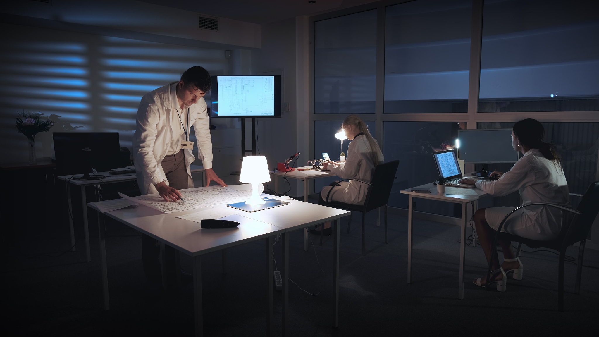 我是一名本科三年的大学生学的是光电信息科学与工程我现在准备今年12月份的研究生考试请一第一视角帮我写一份未来规划