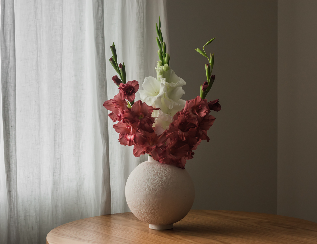 花器材质创意：陶瓷、玻璃、金属、木材等选择指南