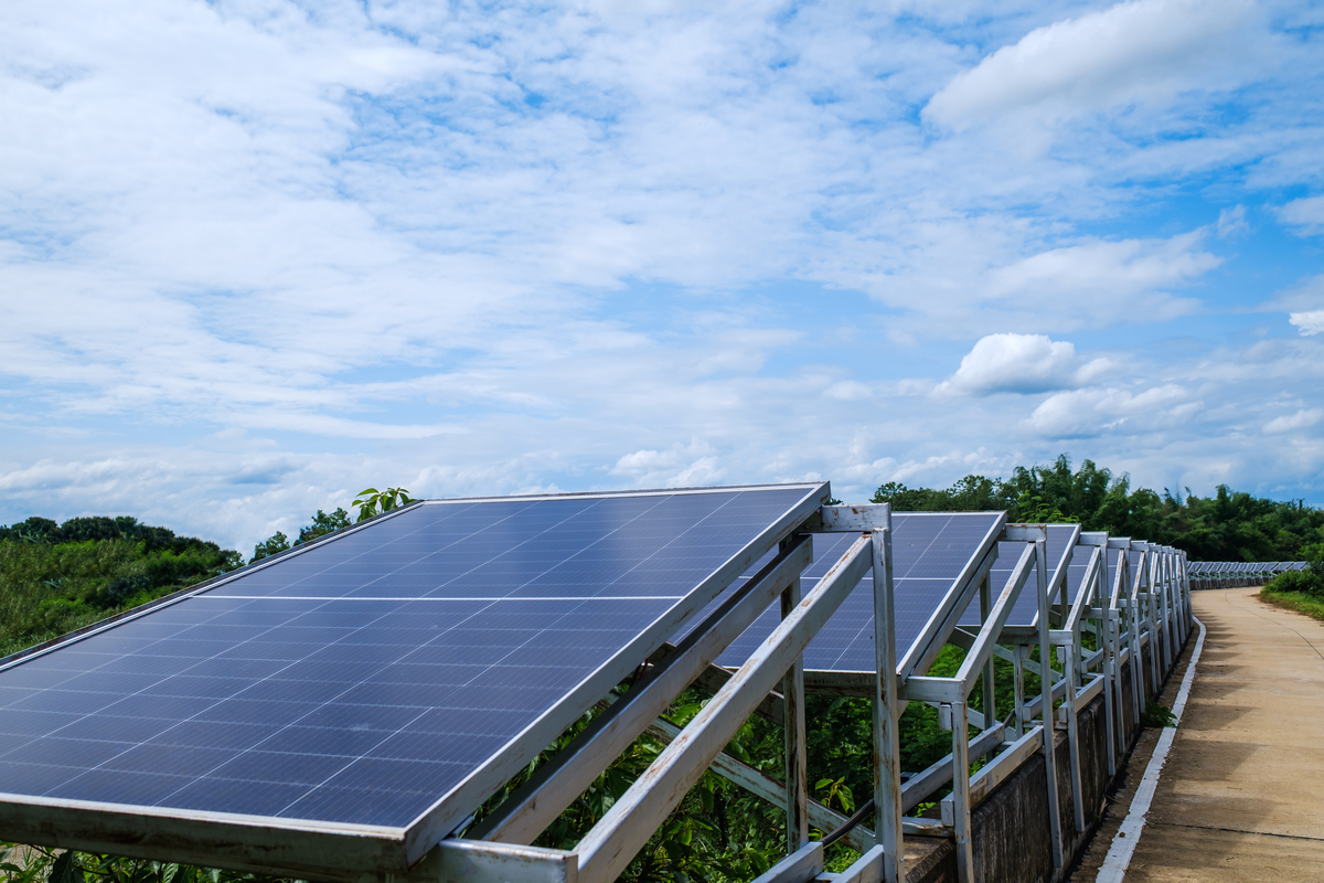 润色 光伏发电站由于其可利用资源丰富获取方式便捷利用高效等特点成为了战略型新兴产业。光伏电站的建设原则上以废弃土地、荒山荒坡为主土壤肥力较弱。