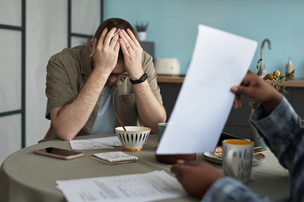 根据下面文字改写5个新标题。使其更有吸引力和感染力使读者想要点击看文章 东亚人的我们为什么活得这么累？