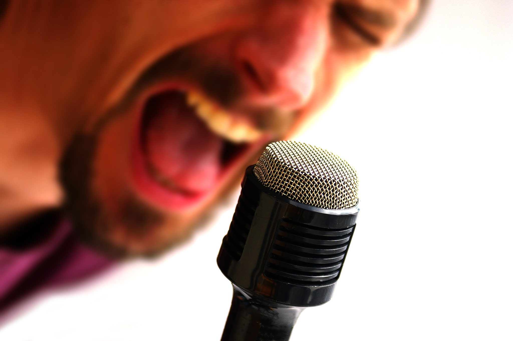 是不是外行才会纠结唱歌和说话声音不一样是正常的吗？