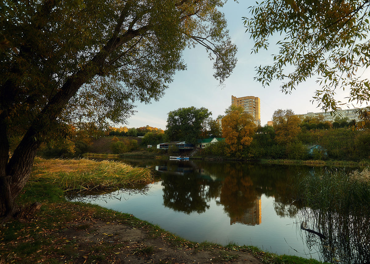 写一段关于描写华东师范大学校园的语言。华师大很美。盛夏的校园草木繁盛杨柳拂堤花开两岸樱桃河伴着和风泛起了微微涟漪随风摇曳的花瓣与绿叶星星点点地落在红色的步道上。沿岸观赏虽有盛夏骄阳但依水而行仍有丝丝河风吹拂着我解了浓浓暑意。久在樊笼里复得返自然我仿佛理解了陶渊明那时的欣喜与安宁。傍晚夕阳西下晚霞肆意地张扬着将湖面染成了金色。路过食堂抚着一路的饭香在校园里胡乱穿梭。