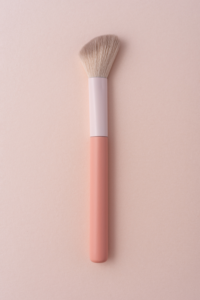 告别卡粉烦恼！这款魔法粉底刷让我秒变无暇肌！