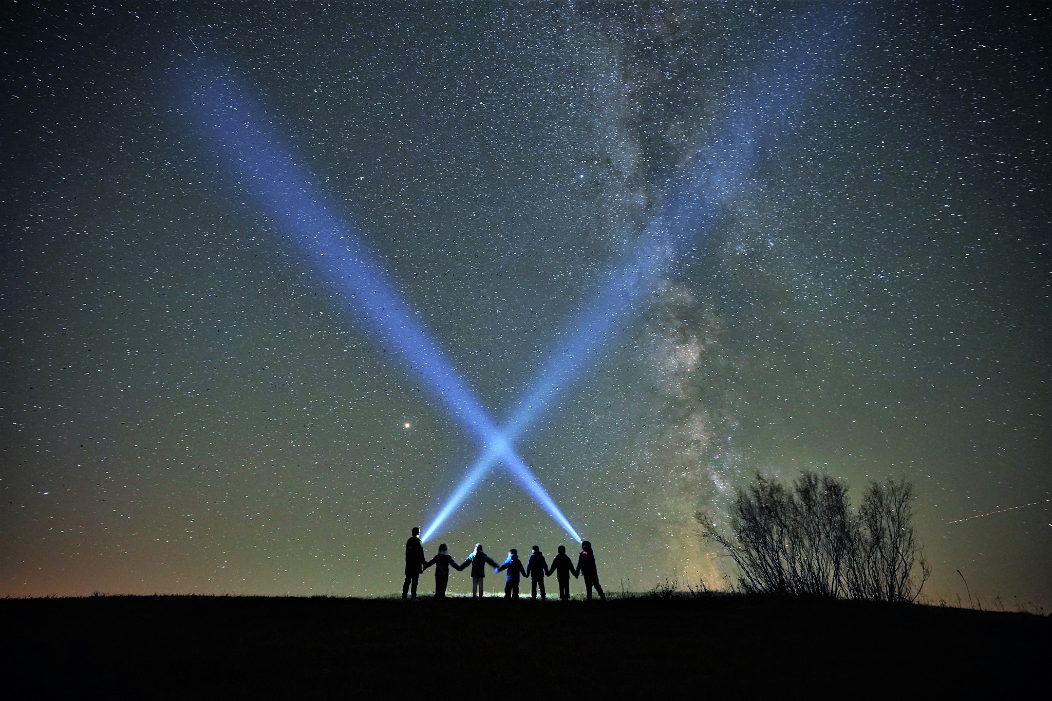 和平如同夜空的繁星光芒，温暖而充满希望