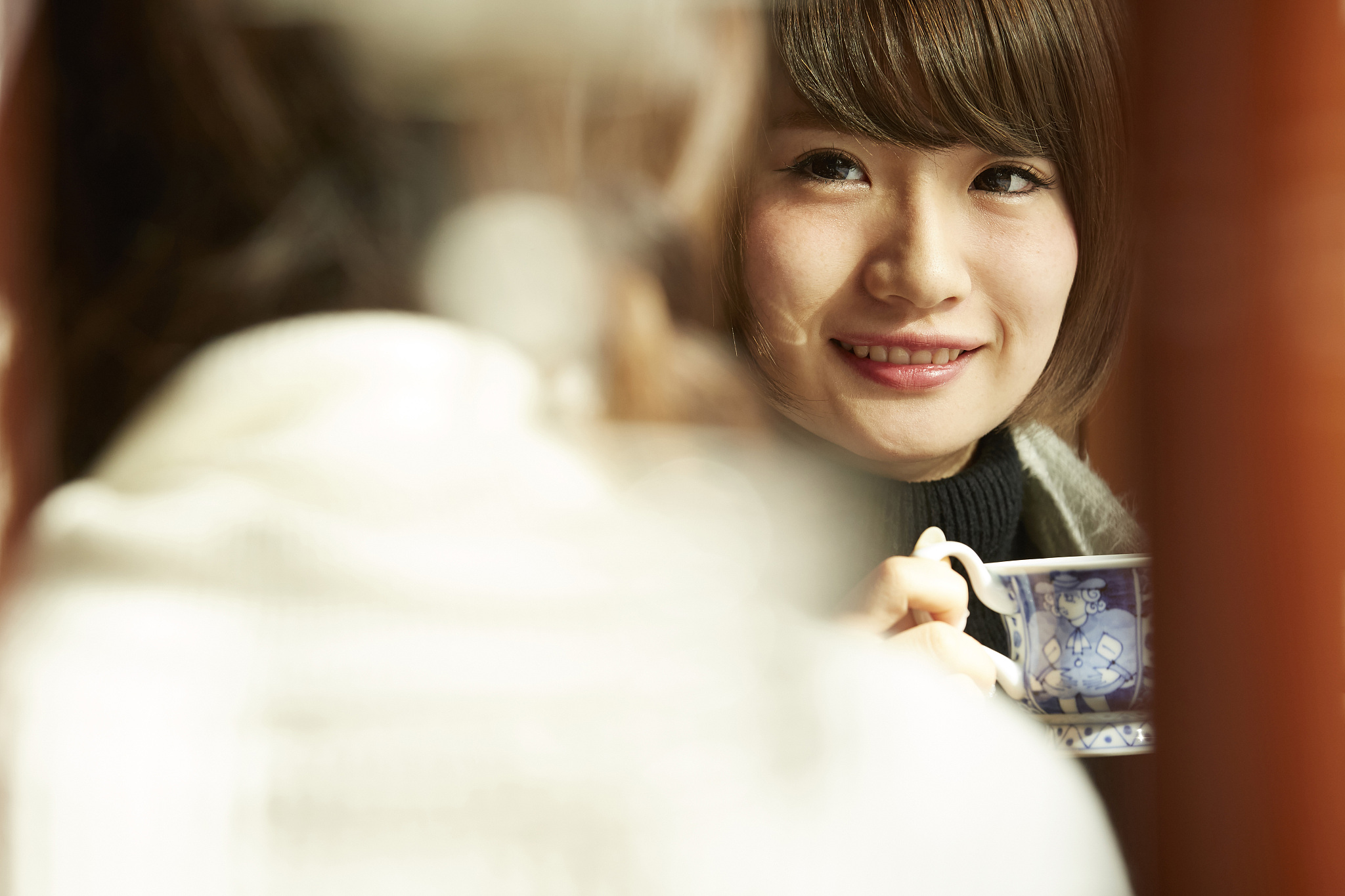 男人只会在意女人哭泣的泪脸却从未刻意地仔细想过女人若是拼命地疯狂地笑其实只是在掩饰她无尽的悲伤。因为她知道若她停止微笑的话便会哭泣但她实在不愿让他看到她的软弱与无助。所以她只能继续地笑下去。愿所有女人用10个字补充上面这段话