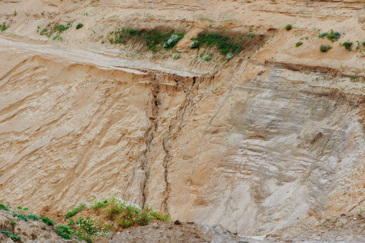 兰州桑园峡地质构造：断裂控制的谷地 - 详细解析