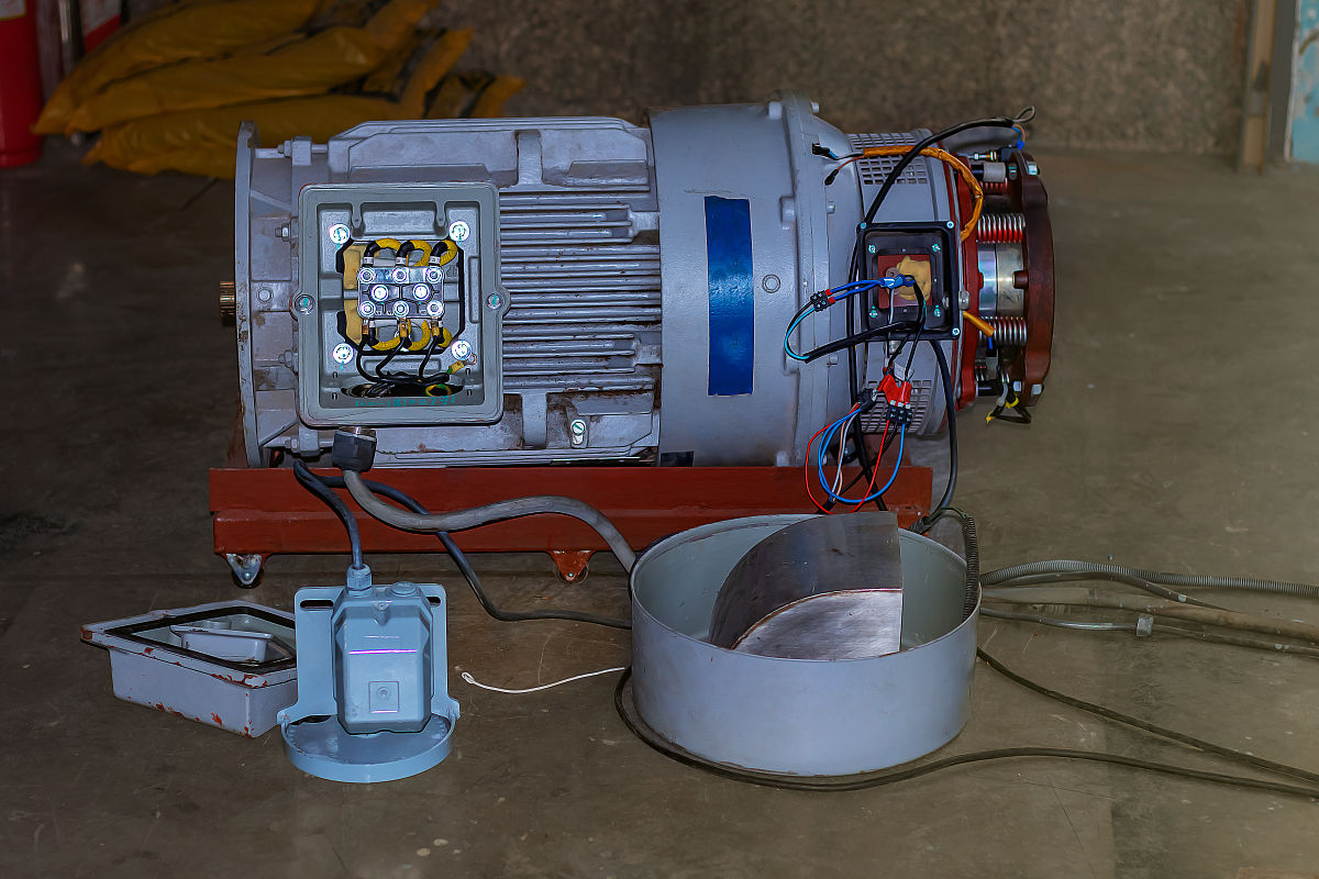 1、电机分为直流电动机和交流电动机其中交流电动机还可分为单相电动机和三相电动机选用电动机时须参照下列情况： 1选用单相、三相又或者是直接电为电机提供电力。 2根据电机的工作环境选择电机能否适应相应的工作环境如潮湿、低温、化学腐蚀、粉尘等 3根据电机的工作方式选择是持续工作还是短暂工作或是别的工作方式 4根据电机的装配方式选择如竖直装配、水平装配等等 5根据电机的功率及转速等选择功率及转速应满足实