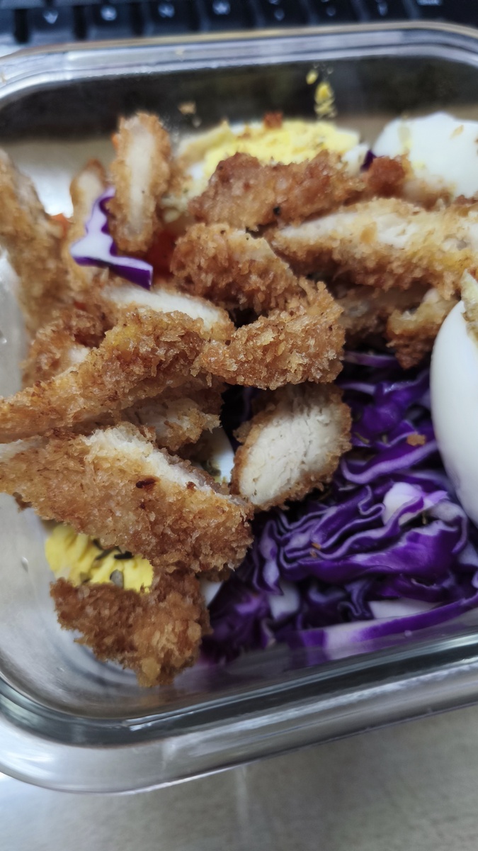 请根据以下模板写一份相似的文案描述更有画面感和诱惑力文字数量大致相同：鸡翅以后买回来别总是可乐了可以试试这个家庭版的炸鸡翅外酥里嫩味道特别赞捡来的鸡翅像我这样打上花刀放姜蒜适量料酒去香增腥少许生抽一勺奥尔良腌料抓拌腌制30分钟倒入一袋炸鸡裹粉这个粉才是酥脆起鳞片的关键先裹上一层炸鸡裹粉沾鸡蛋液再裹一层粉用手抖出鳞片六成油温下锅中小火炸十分钟炸至金黄酥脆即可出锅咸香酥脆比炸鸡店里的还好吃呢享受美味的