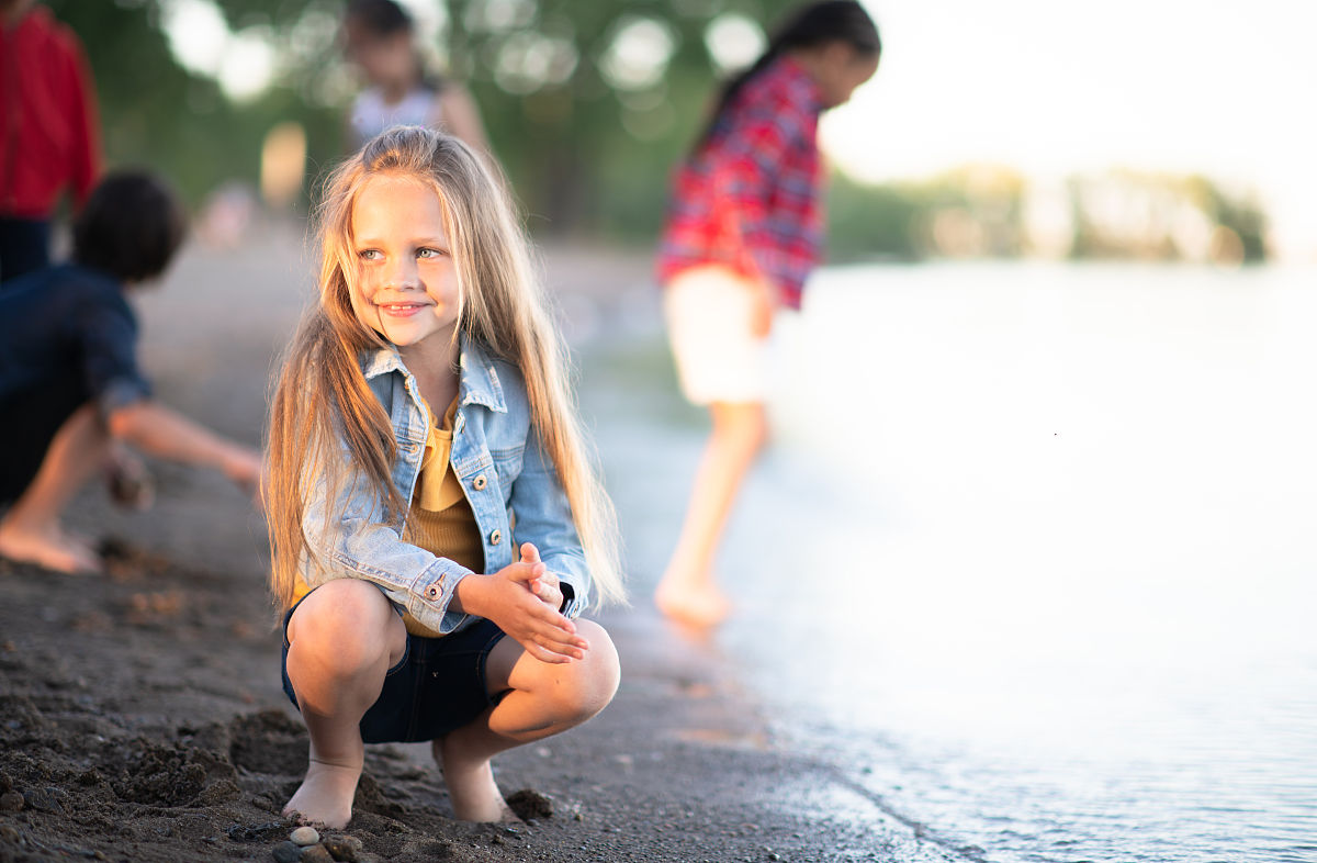 A cute girl On the vast grassland In the rain Exploring Running 翻译中文