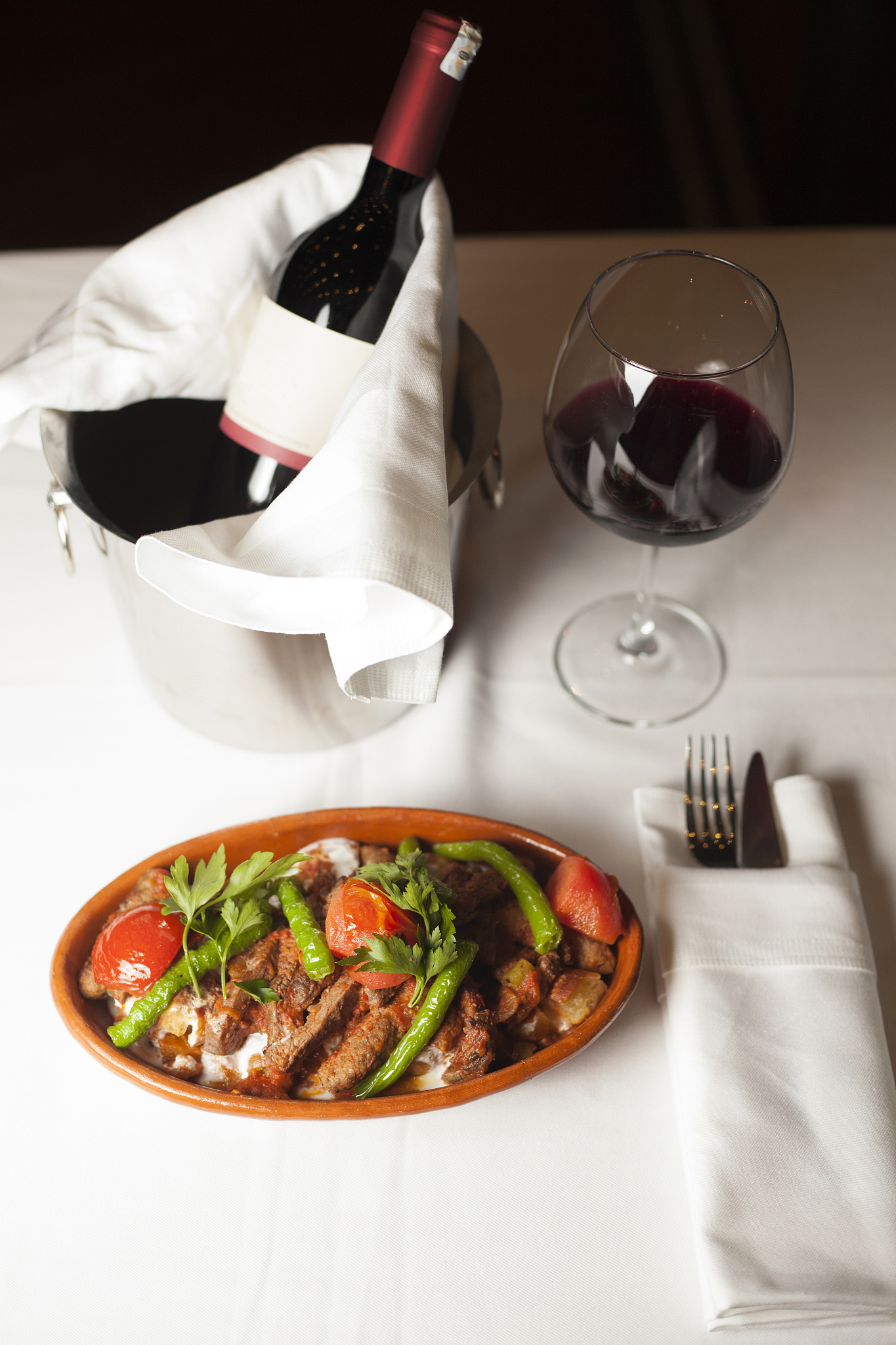 turkish meatballs in casserole with wine restaurant serving, gü