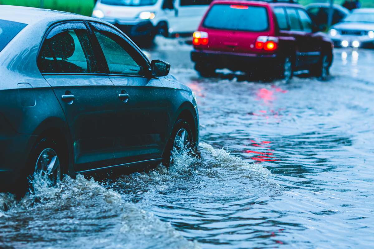 "深圳雷暴洗礼,突如其来的豪雨考验:新能源车主求助排长队!