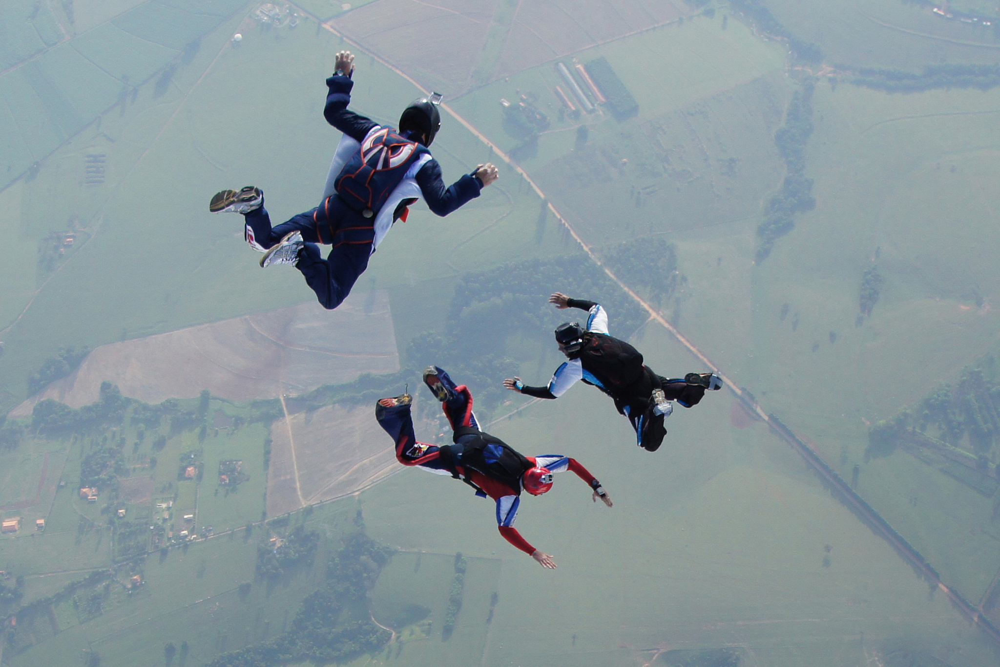以飞跃峡谷：跳伞探险感受自由与刺激为题写一篇1200字文章