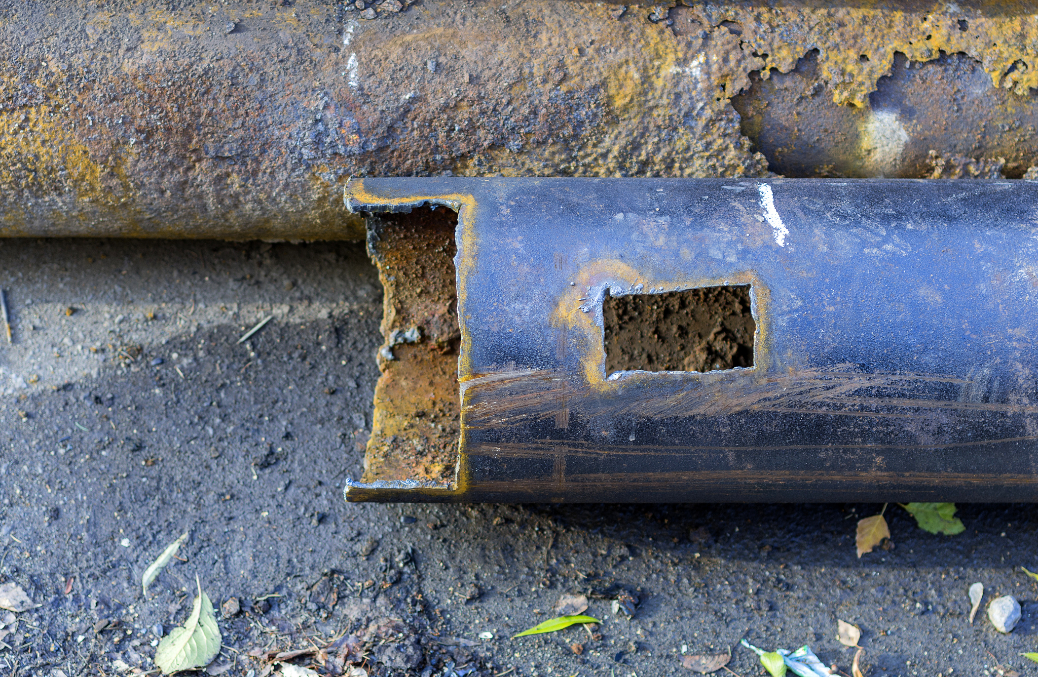 货物卸货情况汇报 - 发现钢制滑板和部分货物轻微损坏