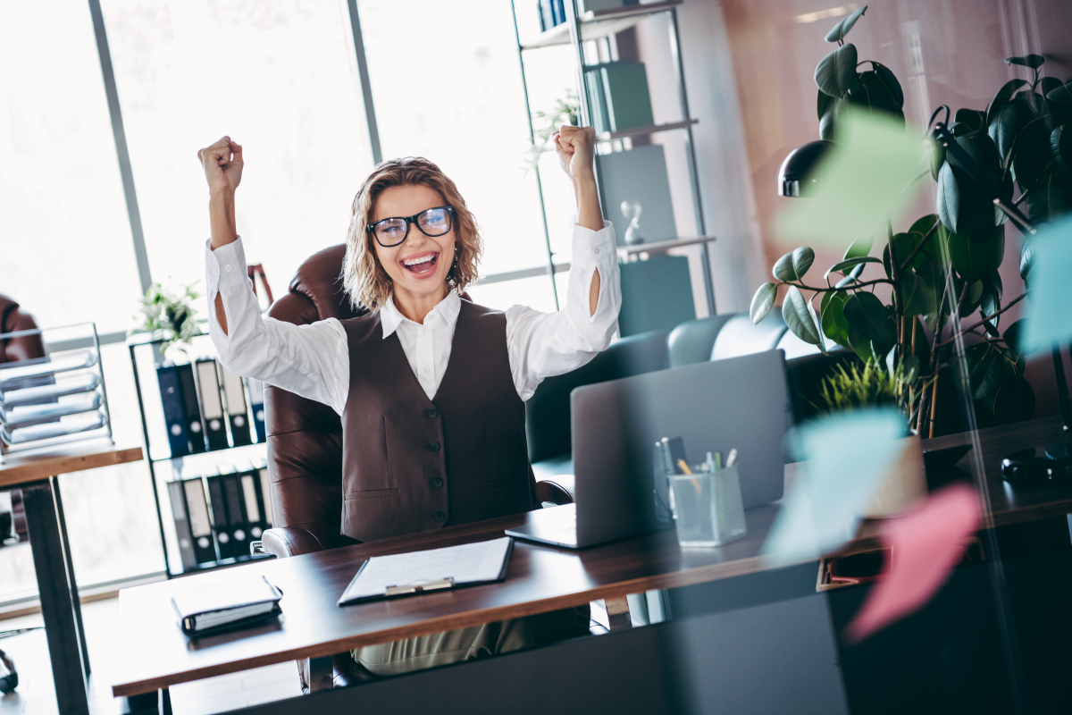 摄像机给了公司里的秘书她流利地快速地安排着会议的日程一边偷偷看着时间。周总和其他员工开始走向会议室背景音乐渐变周总一边走一边拿出手机查看了一下时间忽然脸色大变。摄像机给了一位员工怀着疑惑的表情看向周总和秘书的背影。周总突然想起来自己记录的一个短视频看着自己一口气喝了三瓶可乐的场景感觉自己十分愚蠢。每句话写出一个详细的分镜头脚本。