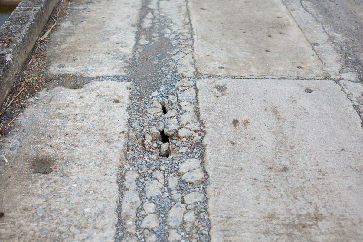 道路桥梁施工混凝土裂缝：国外研究作者姓名及分析 - 土木工程毕业生视角