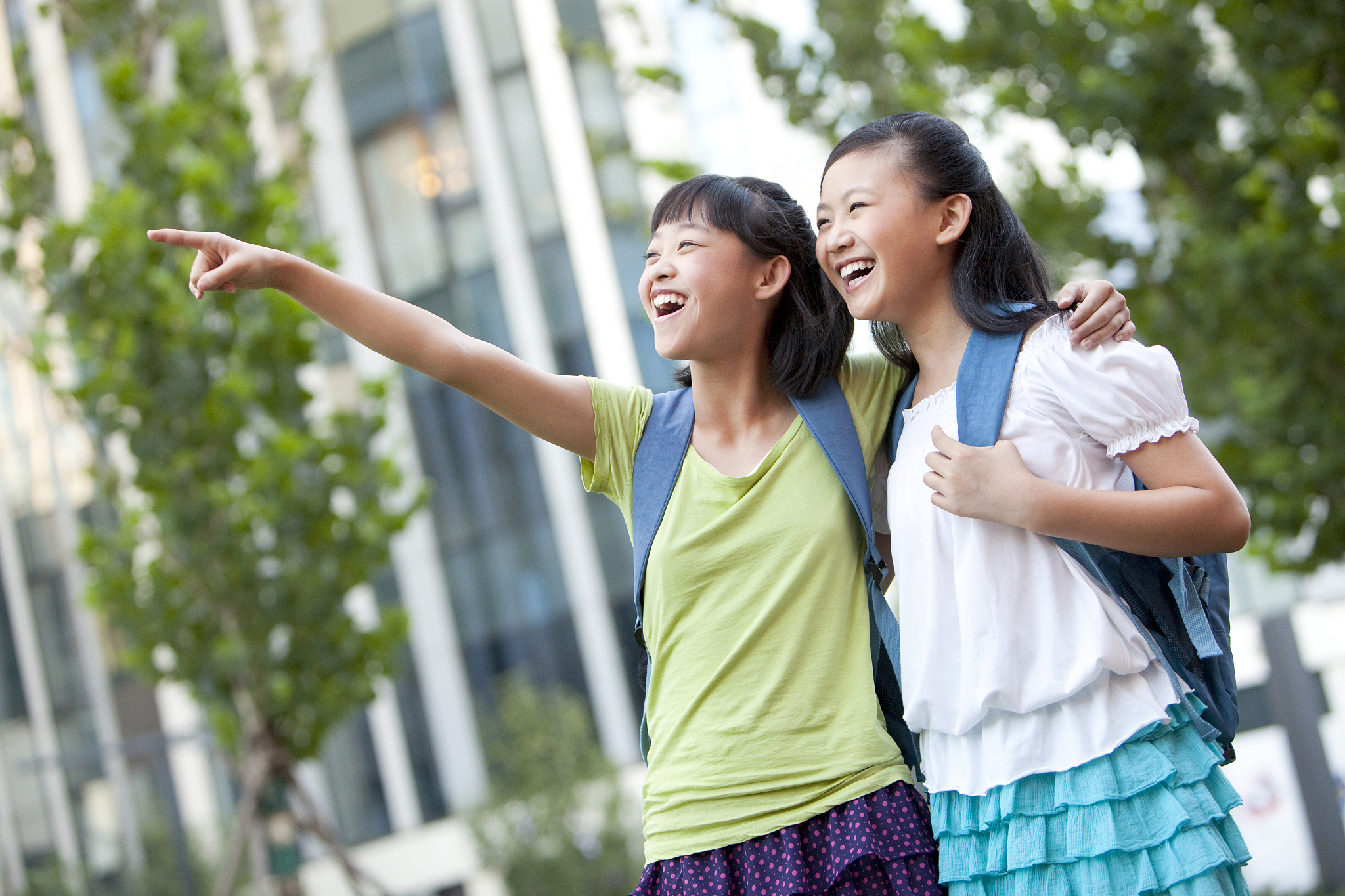 小学女生指着远方