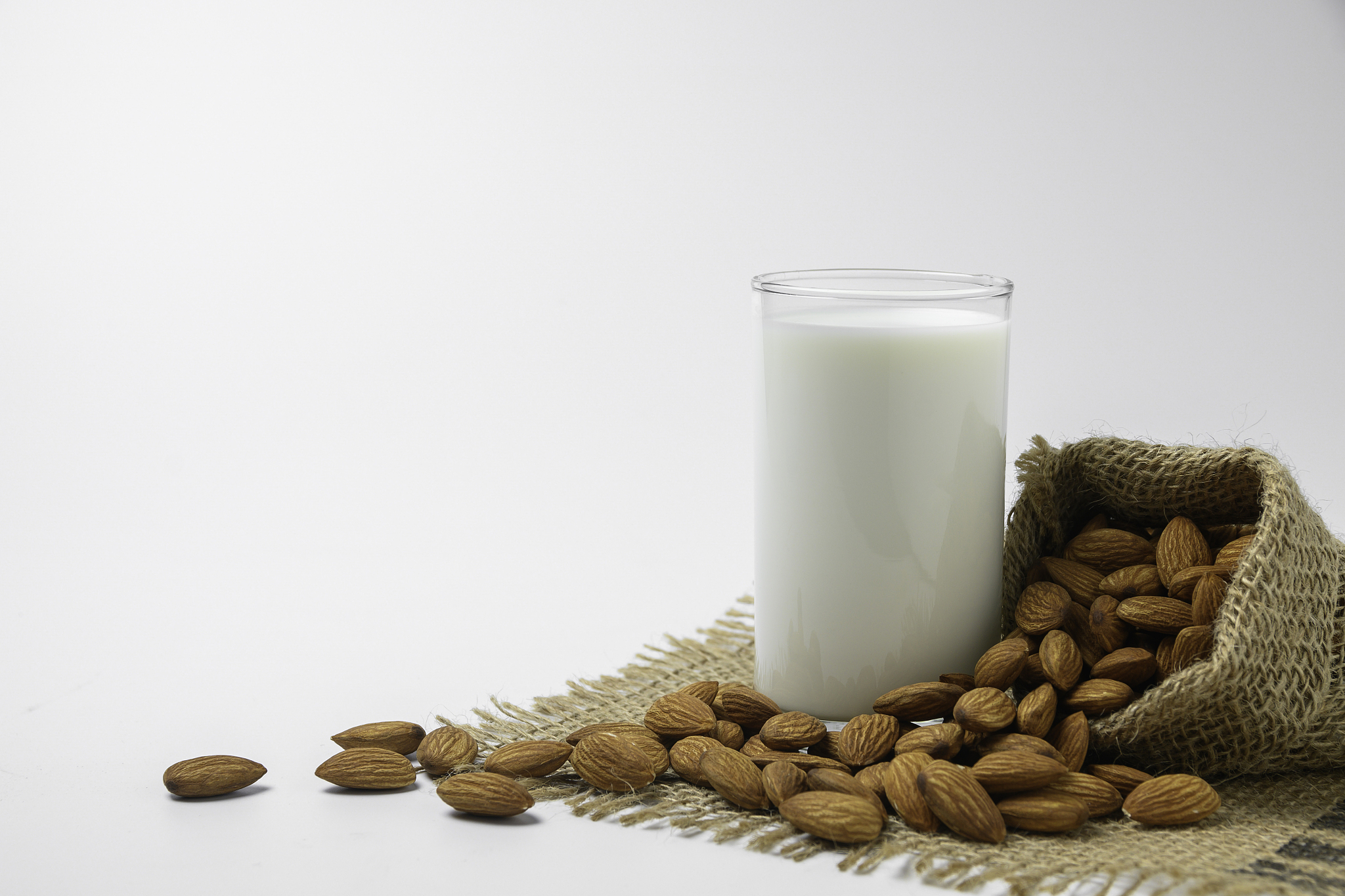 伊利纯牛奶 vs 高钙低脂奶味精：成分、脂肪和钙含量对比