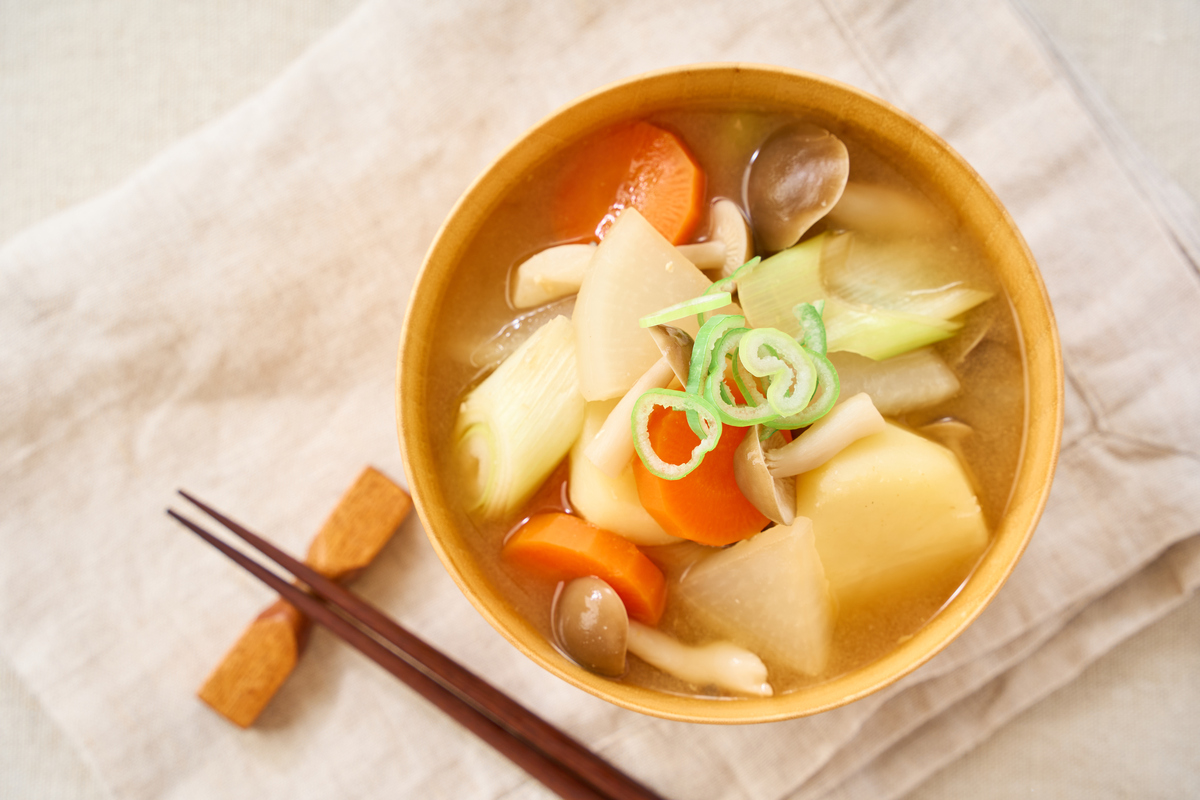 葱白生姜煮水的做法_治疗感冒的食疗：葱白生姜煮水