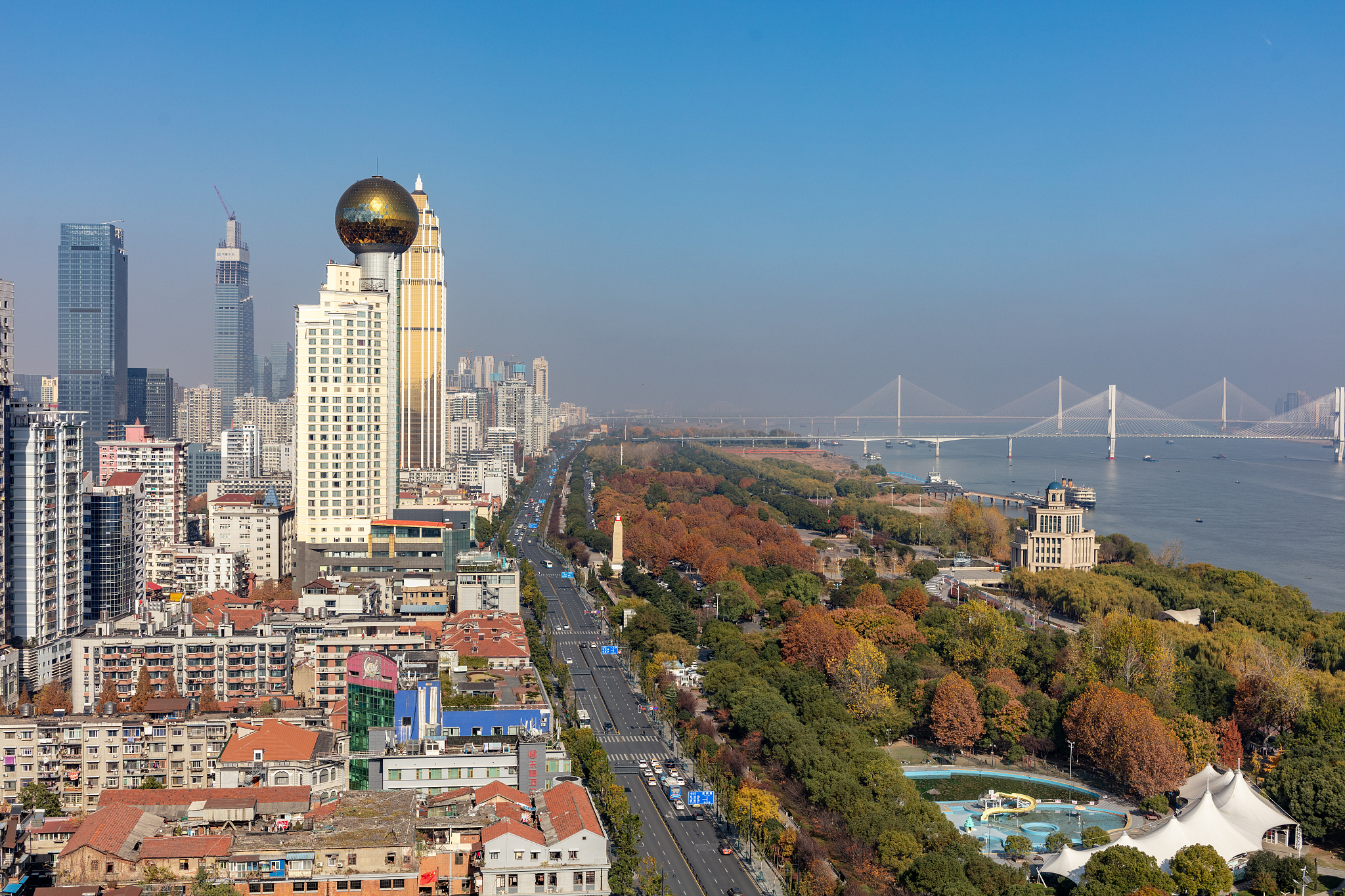 航拍武汉地标天际线日景