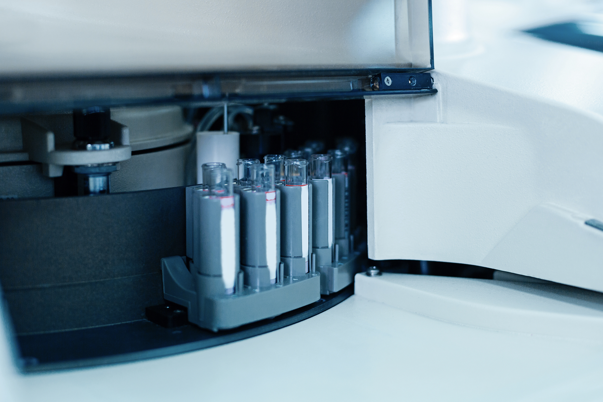 我有咸水湖BDH、BRTLGD和BRTLGX三个不同湖泊的宏基因组样本这三个样本是从不同咸水湖中提取的或者在后续实验中使用的方法相同这算不算咸水湖的三个生物学重复呢？