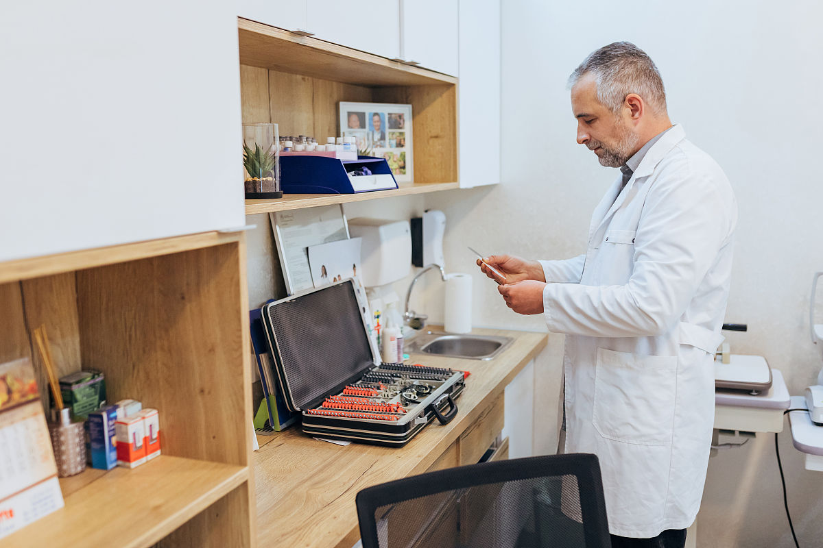 请修正the factory has a dedicated storage room for waste white clay and each time it is taken out it will be measured